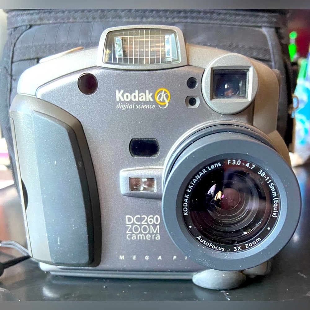 Kodak Digital Science DC260 Zoom Digital Camera, Memory Card, Carry Case- Tested